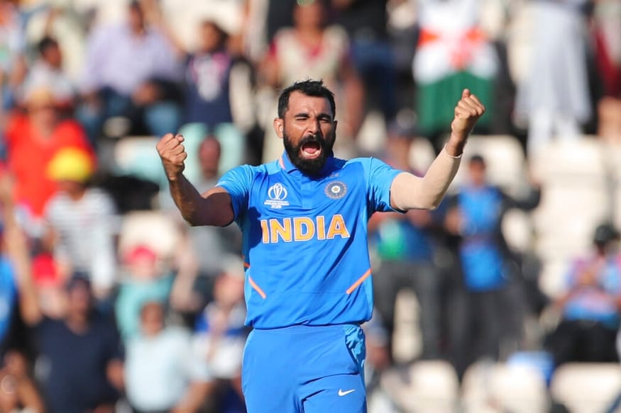 ICC Cricket World Cupमध्ये टीम इंडियाचा जलद गोलंदाज मोहम्मह शमीनं आपले वर्चस्व सिध्द केले आहे. केवळ दोन सामन्यात शमीनं 8 विकेट घेत प्रतिस्पर्धी संघांना हादरून सोडले आहे. सुरुवातीच्या सामन्यांमध्ये मैदानाबाहेर असलेला शमी, भुवनेश्वरच्या दुखापतीमुळं संघात आला आणि त्यानं मैदान गाजवलं. ICC Cricket World Cupमध्ये टीम इंडियाचा जलद गोलंदाज मोहम्मह शमीनं आपले वर्चस्व सिध्द केले आहे. केवळ दोन सामन्यात शमीनं 8 विकेट घेत प्रतिस्पर्धी संघांना हादरून सोडले आहे. सुरुवातीच्या सामन्यांमध्ये मैदानाबाहेर असलेला शमी, भुवनेश्वरच्या दुखापतीमुळं संघात आला आणि त्यानं मैदान गाजवलं.