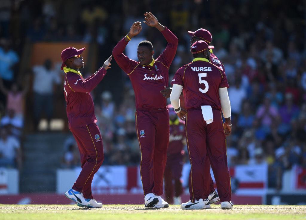 ICC World Cup मध्ये वेस्ट इंडिजचा संघ हा अंडरडॉग संघ ठरेल, असे मत सर्वच चाहत्यांनी व्यक्त केले आहे. आपल्या पहिल्या सामन्यात पाकिस्तानला पराभूत केल्यानंतर ऑस्ट्रेलियाविरोधात झालेला सामनाही त्यांनी अटीतटीचा केला. पण ऑस्ट्रेलियाच्या संघानं हा सामना केवळ 15 धावांनी जिंकला. यात वेस्ट इंडिजच्या गोलंदाजांनी महत्त्वाची भूमिका बजावली. ICC World Cup मध्ये वेस्ट इंडिजचा संघ हा अंडरडॉग संघ ठरेल, असे मत सर्वच चाहत्यांनी व्यक्त केले आहे. आपल्या पहिल्या सामन्यात पाकिस्तानला पराभूत केल्यानंतर ऑस्ट्रेलियाविरोधात झालेला सामनाही त्यांनी अटीतटीचा केला. पण ऑस्ट्रेलियाच्या संघानं हा सामना केवळ 15 धावांनी जिंकला. यात वेस्ट इंडिजच्या गोलंदाजांनी महत्त्वाची भूमिका बजावली.