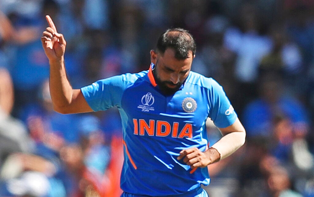 मोहम्मद शमी 2019मध्ये सर्वात जास्त विकेट घेणारा भारतीय गोलंदाज ठरला आहे. या वर्षात 13 सामन्यात शमीनं 27 विकेट घेतल्या आहेत. सध्या वर्ल्ड कपमध्ये त्याच्या पुढे ट्रेंट बोल्ट (30), फर्ग्युसन(29), कमिन्स (28) हे गोलंदाज आहेत. मोहम्मद शमी 2019मध्ये सर्वात जास्त विकेट घेणारा भारतीय गोलंदाज ठरला आहे. या वर्षात 13 सामन्यात शमीनं 27 विकेट घेतल्या आहेत. सध्या वर्ल्ड कपमध्ये त्याच्या पुढे ट्रेंट बोल्ट (30), फर्ग्युसन(29), कमिन्स (28) हे गोलंदाज आहेत.