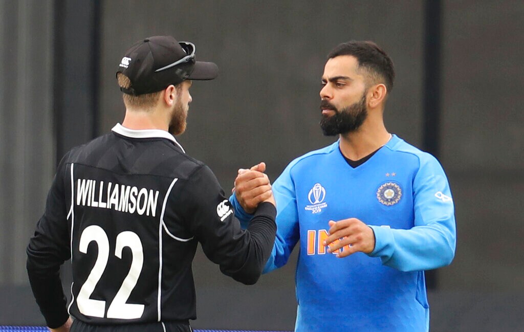 ICC Cricket World Cupमध्ये सुरुवातीपासून चांगली कामगिरी करणाऱ्या भारतीय संघाला सेमीफायनलमध्ये न्यूझीलंडनं धक्का दिला. सेमीफायनलमध्ये केलेल्या खराब कामगिरीमुळं भारतानं हा सामना 18 धावांनी गमावला. त्याचबरोबर भारताचे वर्ल्ड कपमधले आव्हान संपुष्टात आले आहे. मात्र, आयपीएल सारखे बदल आयसीसीनं केले असते तर, भारत फायनलमध्ये पोहचू शकला असता. ICC Cricket World Cupमध्ये सुरुवातीपासून चांगली कामगिरी करणाऱ्या भारतीय संघाला सेमीफायनलमध्ये न्यूझीलंडनं धक्का दिला. सेमीफायनलमध्ये केलेल्या खराब कामगिरीमुळं भारतानं हा सामना 18 धावांनी गमावला. त्याचबरोबर भारताचे वर्ल्ड कपमधले आव्हान संपुष्टात आले आहे. मात्र, आयपीएल सारखे बदल आयसीसीनं केले असते तर, भारत फायनलमध्ये पोहचू शकला असता.