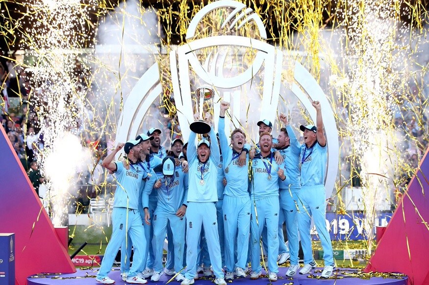 ICC Cricket World Cup मध्ये सुपर ओव्हरमध्ये न्यूझीलंडपेक्षा जास्त चौकार-षटकार मारल्यानं इंग्लंडला विजेता घोषित करण्यात आलं. इंग्लंडच्या विजयात मोलाची कामगिरी बजावलेल्या बेन स्टोक्सला न्यूझीलंडमध्ये टीकेचा धनी व्हावं लागलं. आता त्याच न्यूझीलंडकडून स्टोक्सला मोठा सन्मान दिला जाणार आहे. बेन स्टोक्सला न्यूझीलंड ऑफ द इयर पुरस्कारासाठी नामांकन मिळाले आहे. ICC Cricket World Cup मध्ये सुपर ओव्हरमध्ये न्यूझीलंडपेक्षा जास्त चौकार-षटकार मारल्यानं इंग्लंडला विजेता घोषित करण्यात आलं. इंग्लंडच्या विजयात मोलाची कामगिरी बजावलेल्या बेन स्टोक्सला न्यूझीलंडमध्ये टीकेचा धनी व्हावं लागलं. आता त्याच न्यूझीलंडकडून स्टोक्सला मोठा सन्मान दिला जाणार आहे. बेन स्टोक्सला न्यूझीलंड ऑफ द इयर पुरस्कारासाठी नामांकन मिळाले आहे.