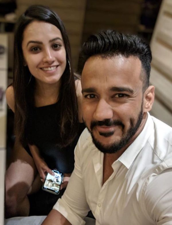 टीव्हीची नावाजलेली अभिनेत्री अनीता हसनंदानी आणि तिचा नवरा रोहिन रेड्डीही या स्पर्धेत प्रेक्षकांचं मनोरंजन करणार आहेत. टीव्हीची नावाजलेली अभिनेत्री अनीता हसनंदानी आणि तिचा नवरा रोहिन रेड्डीही या स्पर्धेत प्रेक्षकांचं मनोरंजन करणार आहेत.
