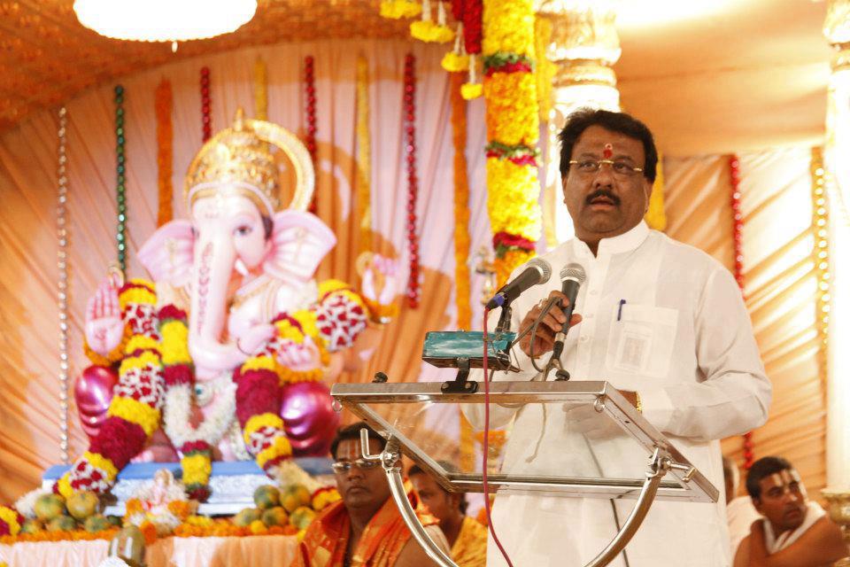 त्यातच आता काँग्रेसचे अक्कलकोट विधानसभा मतदारसंघाचे आमदार सिध्दाराम म्हेत्रे यांनी भाजपचे प्रदेशाध्यक्ष चंद्रकांत पाटील यांची भेट घेतली आहे. त्यामुळे लवकरच ते भाजपमध्ये प्रवेश करतील, अशी शक्यता आहे. म्हेत्रे हे सुशीलकुमार शिंदे यांचे निकटवर्तीय आहेत. त्यामुळे ते भाजपमध्ये गेल्यास काँग्रेसला मोठा धक्का बसणार आहे. त्यातच आता काँग्रेसचे अक्कलकोट विधानसभा मतदारसंघाचे आमदार सिध्दाराम म्हेत्रे यांनी भाजपचे प्रदेशाध्यक्ष चंद्रकांत पाटील यांची भेट घेतली आहे. त्यामुळे लवकरच ते भाजपमध्ये प्रवेश करतील, अशी शक्यता आहे. म्हेत्रे हे सुशीलकुमार शिंदे यांचे निकटवर्तीय आहेत. त्यामुळे ते भाजपमध्ये गेल्यास काँग्रेसला मोठा धक्का बसणार आहे.