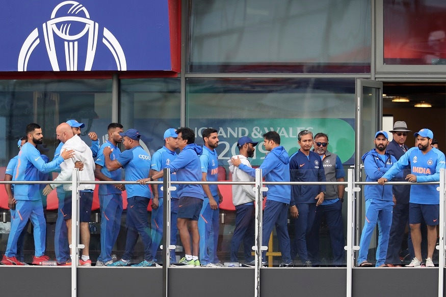 ICC Cricket World Cup 2019 च्या सेमीफायनलमध्ये भारताचं आव्हान संपुष्टात आलं. भारताने पहिल्या काही षटकांतच आघाडीचे फलंदाज गमावले. या पराभवानंतर अनेक प्रश्न उपस्थित केले जात आहेत. कोहलीला फक्त एकच धाव काढता आली तर सलामीवीर रोहित शर्माला सुद्धा एका धावेवर तंबूत परतावं लागलं. त्यानंतर ड्रेसिंग रुममधील वातावरण निराशाजनक असंच होतं. सामना संपल्यानंतरचे काही फोटो व्हायरल होत आहेत. ते पाहता कोहली आणि रोहित यांच्यातलं बोलणं बंद झाल्याची चर्चा सुरू आहे. ICC Cricket World Cup 2019 च्या सेमीफायनलमध्ये भारताचं आव्हान संपुष्टात आलं. भारताने पहिल्या काही षटकांतच आघाडीचे फलंदाज गमावले. या पराभवानंतर अनेक प्रश्न उपस्थित केले जात आहेत. कोहलीला फक्त एकच धाव काढता आली तर सलामीवीर रोहित शर्माला सुद्धा एका धावेवर तंबूत परतावं लागलं. त्यानंतर ड्रेसिंग रुममधील वातावरण निराशाजनक असंच होतं. सामना संपल्यानंतरचे काही फोटो व्हायरल होत आहेत. ते पाहता कोहली आणि रोहित यांच्यातलं बोलणं बंद झाल्याची चर्चा सुरू आहे.