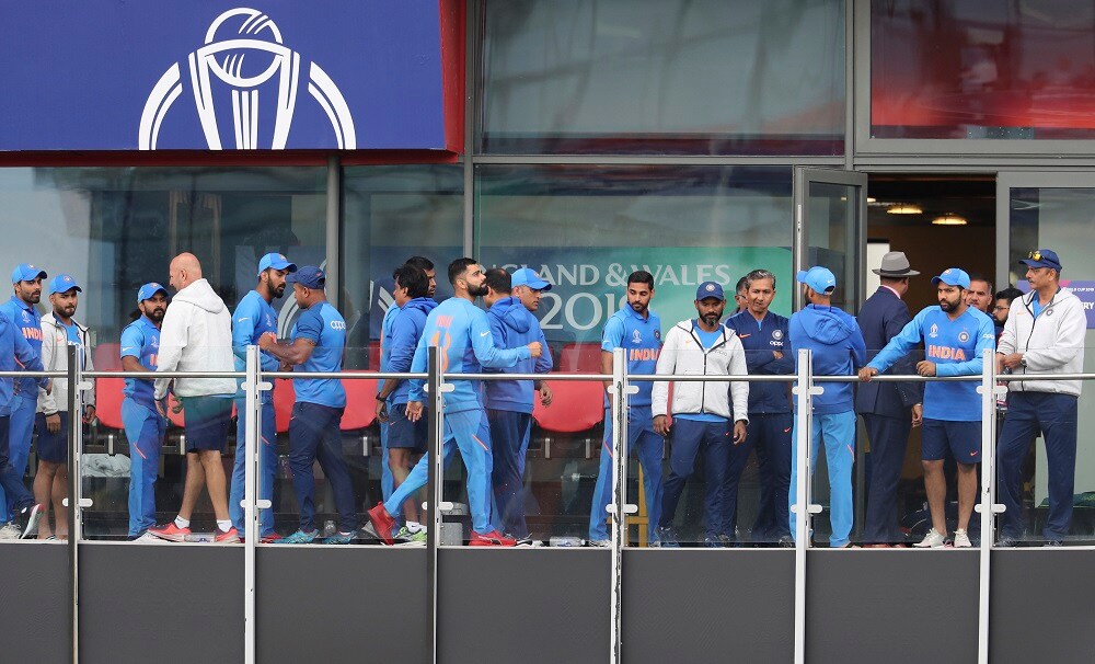 फिजिओंना भेटल्यानंतर कोहली भुवनेश्वरला भेटला आणि सर्वांना भेटत तो प्रेझेंटेशनच्या कार्यक्रमाला उपस्थित झाला. फिजिओंना भेटल्यानंतर कोहली भुवनेश्वरला भेटला आणि सर्वांना भेटत तो प्रेझेंटेशनच्या कार्यक्रमाला उपस्थित झाला.
