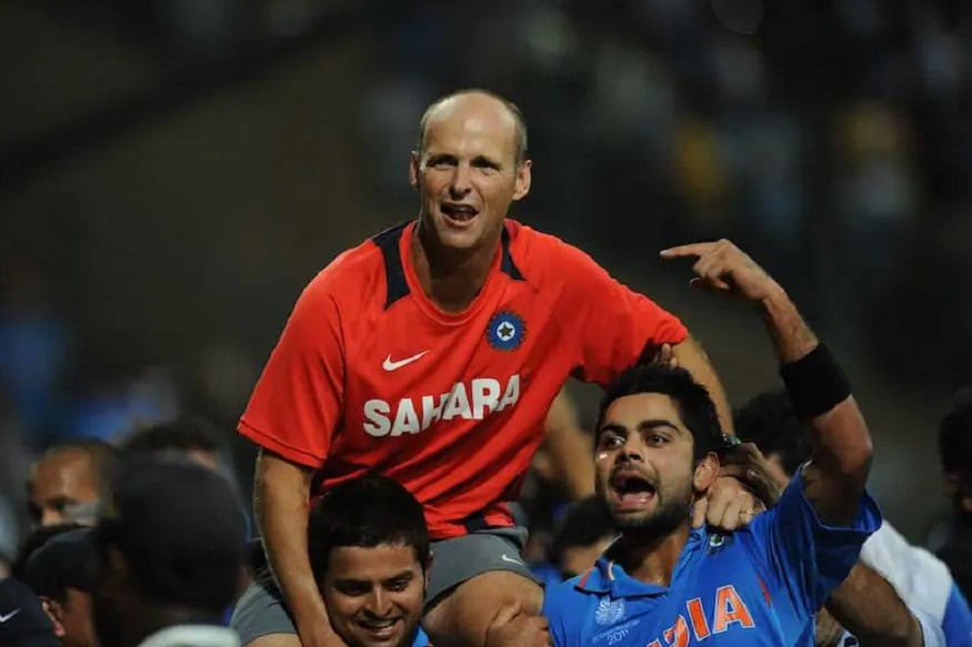 भारताला दुसरा वर्ल्ड कप 2011 मध्ये मिळाला. त्यावेळचे प्रशिक्षक गॅरी कर्स्टन यांनी पुन्हा अर्ज केल्यास ते प्रशिक्षक होऊ शकतात. दक्षिण आफ्रिकेच्या या माजी क्रिकेटपटूने भारताच्या संघाला वर्ल्ड कप जिंकून देण्यात मोठं योगदान दिलं होतं. त्यांचे वय 51 असून 101 कसोटी आणि 185 एकदिवसीय सामने खेळण्याचा अनुभव आहे. भारताला दुसरा वर्ल्ड कप 2011 मध्ये मिळाला. त्यावेळचे प्रशिक्षक गॅरी कर्स्टन यांनी पुन्हा अर्ज केल्यास ते प्रशिक्षक होऊ शकतात. दक्षिण आफ्रिकेच्या या माजी क्रिकेटपटूने भारताच्या संघाला वर्ल्ड कप जिंकून देण्यात मोठं योगदान दिलं होतं. त्यांचे वय 51 असून 101 कसोटी आणि 185 एकदिवसीय सामने खेळण्याचा अनुभव आहे.