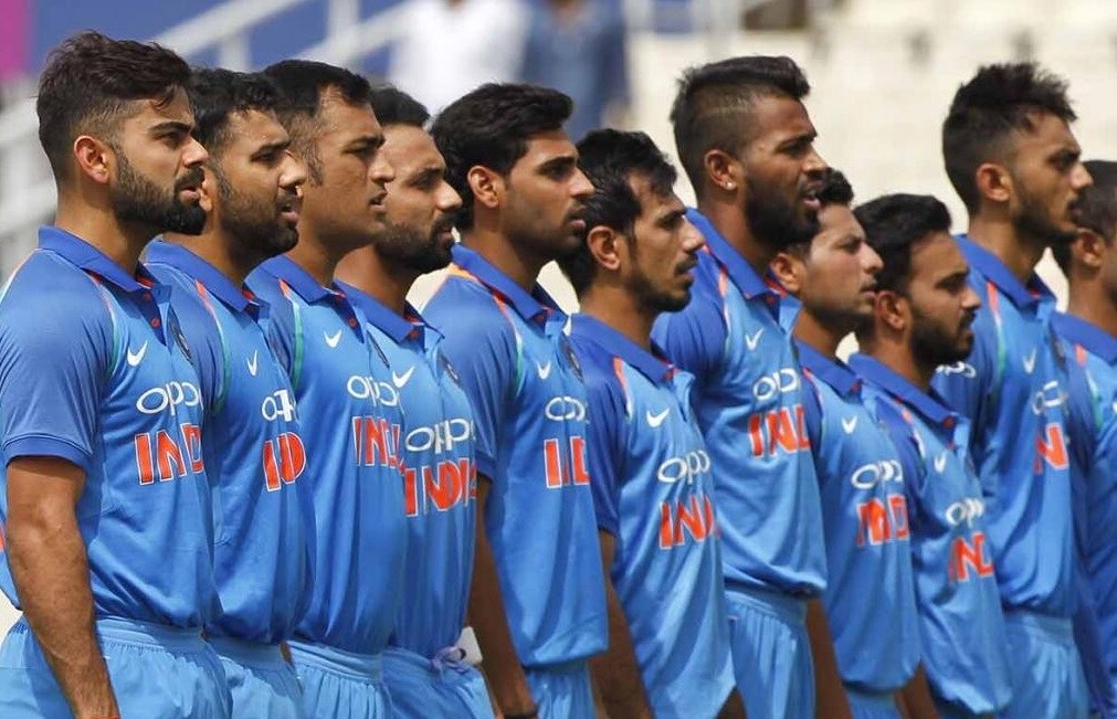 ICC Cricket World Cup मध्ये बलाढ्य समजल्या जाणाऱ्या भारताला सेमीफायनलमध्ये न्यूझीलंडकडून धक्कादायक पराभव पत्करावा लागला. मँचेस्टरवर झालेल्या सामन्यात न्यूझीलंडने भारतावर 18 धावांनी विजय मिळवला. त्यांनी सलग दुसऱ्यांदा फायनलमध्ये धडक मारली. भारताच्या पराभवानंतर त्याची कारणं, जबाबदार कोण अशी चर्चा होत आहे. यातच धोनीच्या निवृत्तीबद्दलही विचारणा केली जात आहे. धोनीचे वय आता 38 असून हा त्याचा अखेरचा वर्ल्ड कप आहे. पण त्याच्याशिवाय आणखी काही खेळाडूंसाठी हा वर्ल्ड कप अखेरचा ठरू शकतो. ICC Cricket World Cup मध्ये बलाढ्य समजल्या जाणाऱ्या भारताला सेमीफायनलमध्ये न्यूझीलंडकडून धक्कादायक पराभव पत्करावा लागला. मँचेस्टरवर झालेल्या सामन्यात न्यूझीलंडने भारतावर 18 धावांनी विजय मिळवला. त्यांनी सलग दुसऱ्यांदा फायनलमध्ये धडक मारली. भारताच्या पराभवानंतर त्याची कारणं, जबाबदार कोण अशी चर्चा होत आहे. यातच धोनीच्या निवृत्तीबद्दलही विचारणा केली जात आहे. धोनीचे वय आता 38 असून हा त्याचा अखेरचा वर्ल्ड कप आहे. पण त्याच्याशिवाय आणखी काही खेळाडूंसाठी हा वर्ल्ड कप अखेरचा ठरू शकतो.