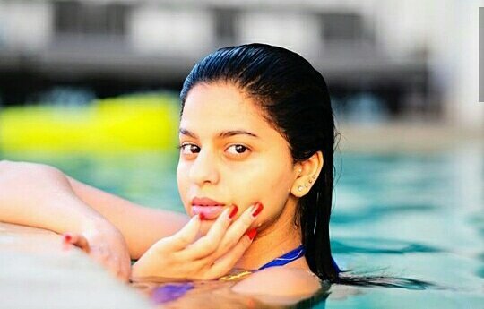 सुहाना खान नेहमीच तिच्या ड्रेसिंग स्टाइलमुळे चर्चेत असते. अनेकदा तिला तिच्या ड्रेसिंगमुळे ट्रोलही व्हावं लागत मात्र याच्याशी कसं डील करायचं हे सुहानाला माहित आहे. सुहाना खान नेहमीच तिच्या ड्रेसिंग स्टाइलमुळे चर्चेत असते. अनेकदा तिला तिच्या ड्रेसिंगमुळे ट्रोलही व्हावं लागत मात्र याच्याशी कसं डील करायचं हे सुहानाला माहित आहे.