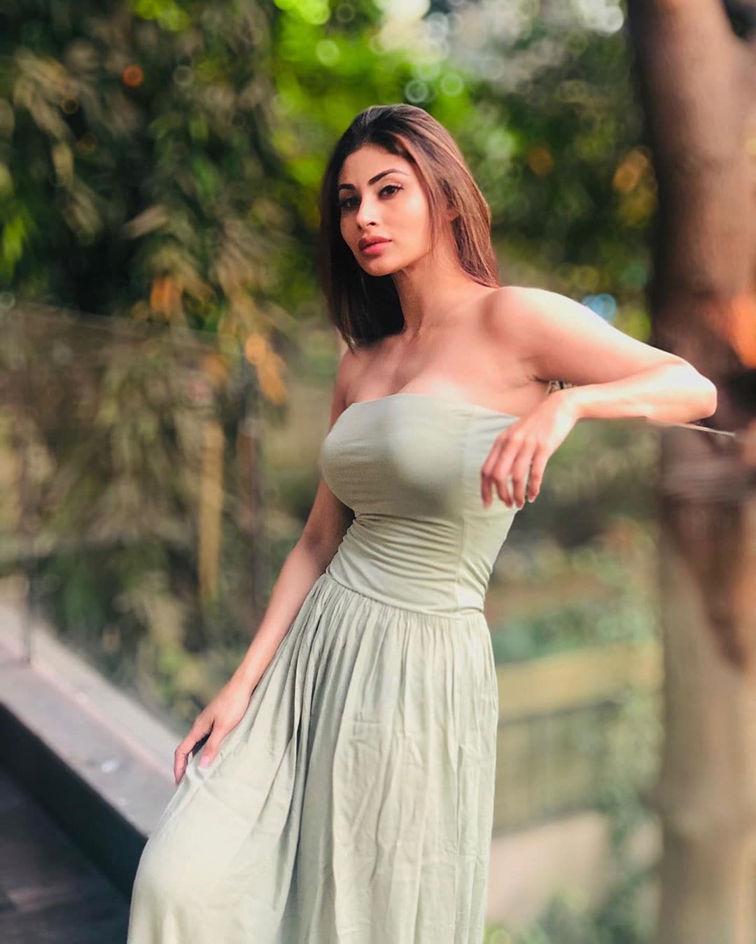मौनी तिच्या इन्स्टाग्रामवर नेहमीच हॉट आणि बोल्ड फोटो शेअर करत असते. अभिनयासोबतच ती एक उत्तम डान्सर सुद्धा आहे. तिचे काही डान्स व्हिडिओसुद्धा तिच्या सोशल मीडिया अकाउंटवर पाहायला मिळतात. मौनी तिच्या इन्स्टाग्रामवर नेहमीच हॉट आणि बोल्ड फोटो शेअर करत असते. अभिनयासोबतच ती एक उत्तम डान्सर सुद्धा आहे. तिचे काही डान्स व्हिडिओसुद्धा तिच्या सोशल मीडिया अकाउंटवर पाहायला मिळतात.