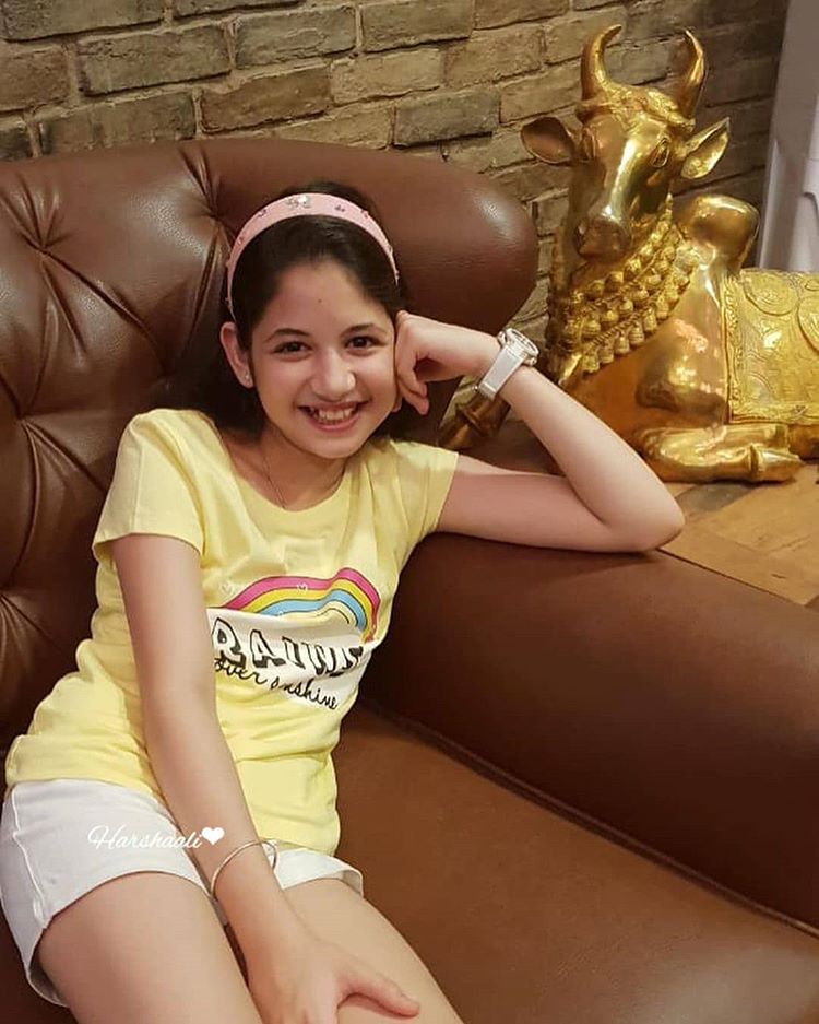 ‘बजरंगी भाईजान’ सिनेमाने आज चार वर्ष पूर्ण केले. 17 जुलैला हा सिनेमा चार वर्षांपूर्वी प्रदर्शित झाला होता. या एका सिनेमाने मुन्नीचं अर्थात हर्षाली मल्होत्राचं आयुष्य बदललं. ‘बजरंगी भाईजान’ सिनेमाने आज चार वर्ष पूर्ण केले. 17 जुलैला हा सिनेमा चार वर्षांपूर्वी प्रदर्शित झाला होता. या एका सिनेमाने मुन्नीचं अर्थात हर्षाली मल्होत्राचं आयुष्य बदललं.