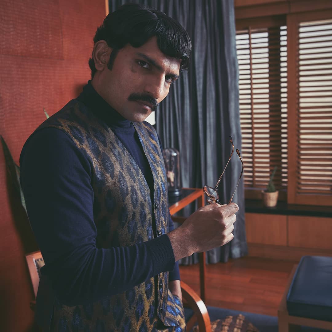 बंटी इज बॅक! Sacred Games मध्ये दिसलेला बंटी म्हणजे अभिनेता जतिन सरना या सीझनमध्येही गणेश गायतोंडेचा 'सच्चा साथी' म्हणून पाहायला मिळणार आहे. पण मागच्या सीझन पेक्षा या सीझनमध्ये त्याची भूमिका थोडीशी वेगळी आणि हटके असणार आहे. बंटी इज बॅक! Sacred Games मध्ये दिसलेला बंटी म्हणजे अभिनेता जतिन सरना या सीझनमध्येही गणेश गायतोंडेचा 'सच्चा साथी' म्हणून पाहायला मिळणार आहे. पण मागच्या सीझन पेक्षा या सीझनमध्ये त्याची भूमिका थोडीशी वेगळी आणि हटके असणार आहे.