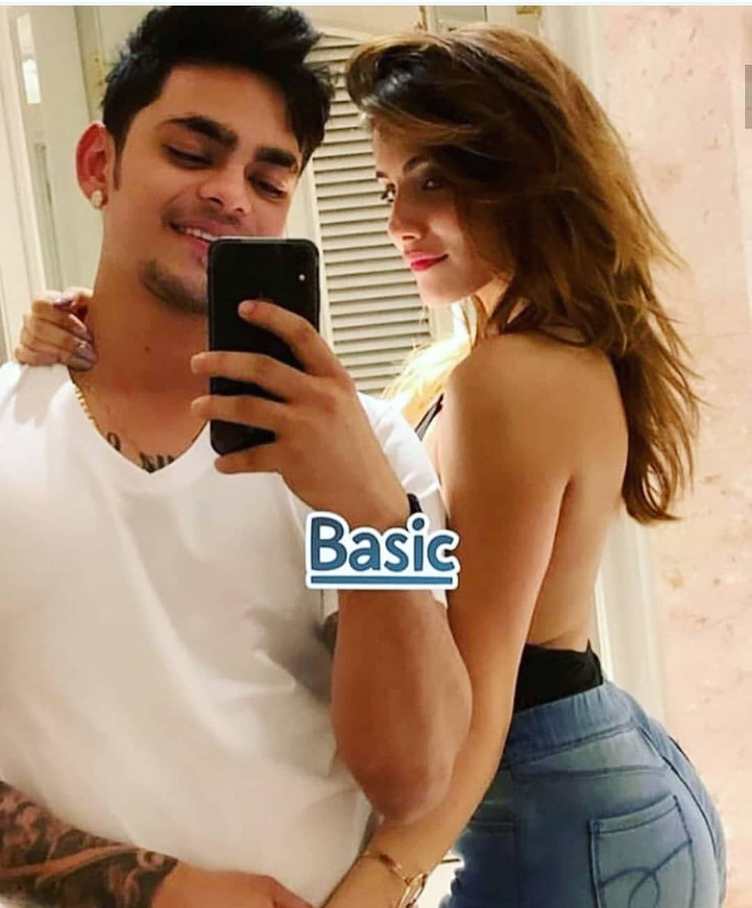 इशाननं त्याच्या वाढदिवसा इन्स्टाग्राम स्टोरीवर एक फोटो शेअर केला होता ज्यामध्ये तो एका मॉडेलसोबत दिसत आहे. त्यामुळे या दोघांच्या अफेअर्सच्या चर्चा सोशल मीडियावर सुरू झाल्या आहेत. इशाननं त्याच्या वाढदिवसा इन्स्टाग्राम स्टोरीवर एक फोटो शेअर केला होता ज्यामध्ये तो एका मॉडेलसोबत दिसत आहे. त्यामुळे या दोघांच्या अफेअर्सच्या चर्चा सोशल मीडियावर सुरू झाल्या आहेत.
