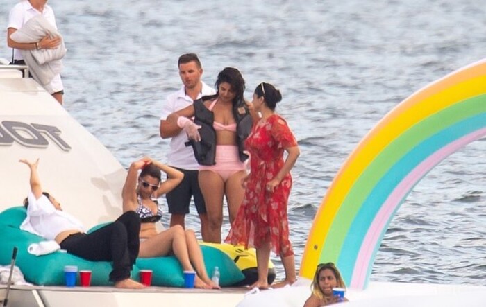 प्रियांका नुकतीच मायामी बीचवर पिंक कलरच्या हाय वेस्ट बिकीनीमध्ये दिसली. तिचा हा फोटो सोशल मीडियावर खूप चर्चेत आहे. याआधीही प्रियांकाचे बिकीनी लुक सोशल मीडियावर व्हायरल झाले होते.