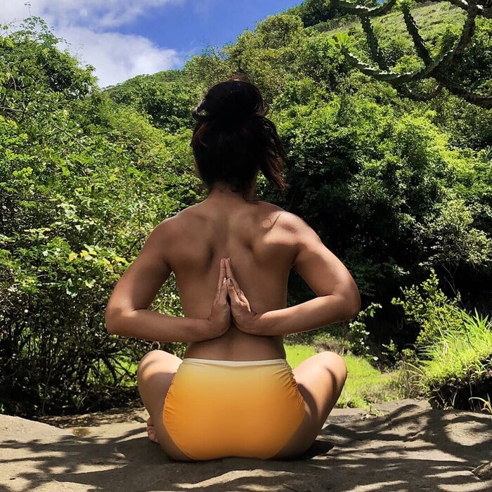 अबिगेलनं लिहिलं, @nude_yogagirl कडून केल्या जाणाऱ्या या कामाची मी किती मोठी चाहती आहे हे मी शब्दात सांगू शकत नाही. अनेकांना माहित असतं की आकर्षक हेडलाइन आणि टायटल तुम्हाला स्वतःकडे आकर्षित करतात. मात्र कोणतही पुस्तक त्याच्या कव्हरवरून आपण पारखू शकत नाही. 