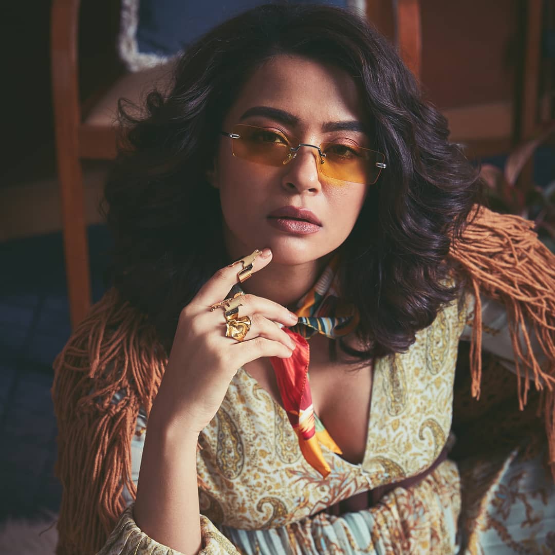 अभिनेत्री सुवरिन चावलानं Sacred Games मध्ये जोजोची भूमिका साकारली होती. मात्र पहिल्या सीझनमध्ये तिची खरी ओळख पूर्णपणे गुदस्त्यात होती. मात्र या सीझनमध्ये ती महत्त्वपूर्ण भूमिका साकारताना दिसणार आहे. ती गायतोंडेची मैत्रिण असून ती कोणालाच न घाबरणारी आणि बिनधास्त आहे. अभिनेत्री सुवरिन चावलानं Sacred Games मध्ये जोजोची भूमिका साकारली होती. मात्र पहिल्या सीझनमध्ये तिची खरी ओळख पूर्णपणे गुदस्त्यात होती. मात्र या सीझनमध्ये ती महत्त्वपूर्ण भूमिका साकारताना दिसणार आहे. ती गायतोंडेची मैत्रिण असून ती कोणालाच न घाबरणारी आणि बिनधास्त आहे.