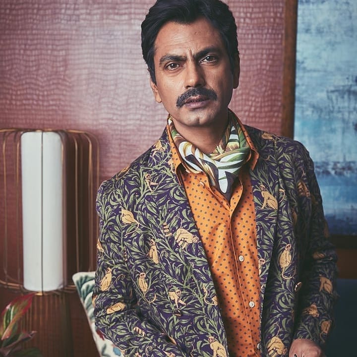 अभिनेता नवाजुद्दीन सिद्दीकीनं Sacred Games 2 मध्ये गणेश गायतोंडेची भूमिका साकरली आहे. मात्र या भागातील त्याचा लुक आणि राहणीमान पूर्ण पणे वेगळं दाखवण्यात आलं आहे. या सीझन मध्ये गणेश गायतोंडे परत येतोय आणि तेही नव्या अंदाजात... अभिनेता नवाजुद्दीन सिद्दीकीनं Sacred Games 2 मध्ये गणेश गायतोंडेची भूमिका साकरली आहे. मात्र या भागातील त्याचा लुक आणि राहणीमान पूर्ण पणे वेगळं दाखवण्यात आलं आहे. या सीझन मध्ये गणेश गायतोंडे परत येतोय आणि तेही नव्या अंदाजात...