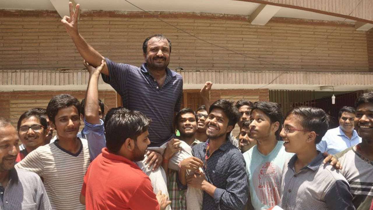 डॉक्टर्सनी आनंद कुमार यांना सांगितलं की, त्यांना ब्रेन ट्यूमर झाला आहे आणि प्रत्येक ऑपरेशन नंतर त्याचा धोका वाढत आहे. ब्रेन ट्यूमरचा परिणाम त्यांच्या इतर अवयवांवरही होतं आहे. आनंद कुमार सांगतात 2014 मध्ये माझ्या विद्यार्थ्यांनाही याबाबत समजलं होतं मात्र मी त्यानंतरही काम करत राहिलो. डॉक्टर्सनी आनंद कुमार यांना सांगितलं की, त्यांना ब्रेन ट्यूमर झाला आहे आणि प्रत्येक ऑपरेशन नंतर त्याचा धोका वाढत आहे. ब्रेन ट्यूमरचा परिणाम त्यांच्या इतर अवयवांवरही होतं आहे. आनंद कुमार सांगतात 2014 मध्ये माझ्या विद्यार्थ्यांनाही याबाबत समजलं होतं मात्र मी त्यानंतरही काम करत राहिलो.