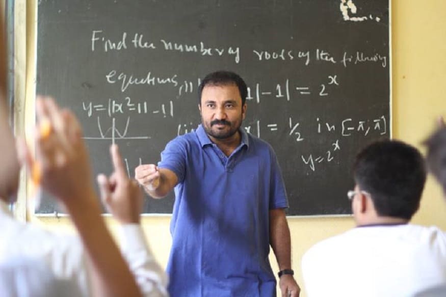 पटनामध्ये सुपर 30 कोचिंग क्लासेस चालवणारे प्रोफेसर आनंद कुमार यांच्या जीवनावर आधारित super 30 हा सिनेमा आज रिलीज झाला. या सिनेमातून प्रेक्षकांना आनंद कुमार यांच्याविषयी बरंच काही समजणार आहे. मात्र कमी लोकांना माहीत आहे की, सिनेमाचा रिअल हिरो एका गंभीर आजाराशी झुंज देत आहे. पटनामध्ये सुपर 30 कोचिंग क्लासेस चालवणारे प्रोफेसर आनंद कुमार यांच्या जीवनावर आधारित super 30 हा सिनेमा आज रिलीज झाला. या सिनेमातून प्रेक्षकांना आनंद कुमार यांच्याविषयी बरंच काही समजणार आहे. मात्र कमी लोकांना माहीत आहे की, सिनेमाचा रिअल हिरो एका गंभीर आजाराशी झुंज देत आहे.