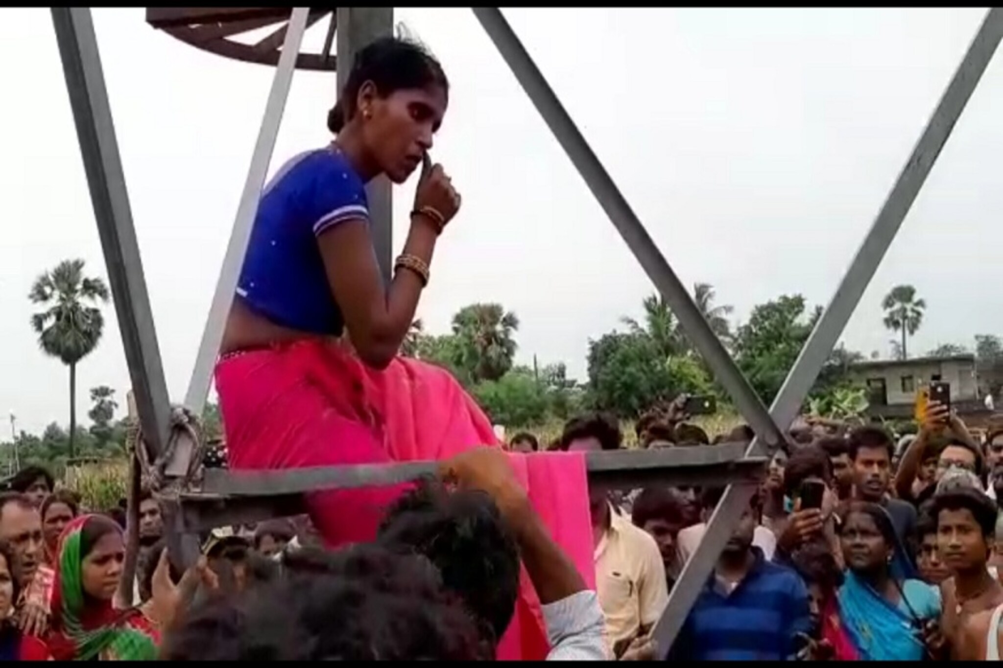 नवऱ्याशी भांडून पत्नीनं केला हाय वोल्टेज 'शोले स्टाईल' ड्रामा