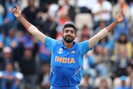 सेमीफायनलमध्ये भारताच्या गोलंदाजीची धुरा ही वेगवान गोलंदाज जस्रपीत बुमराह याच्या खांद्यावर असणार आहे. बुमराहनं वर्ल्ड कपमध्ये 17 विकेट घेतल्या आहेत. 
