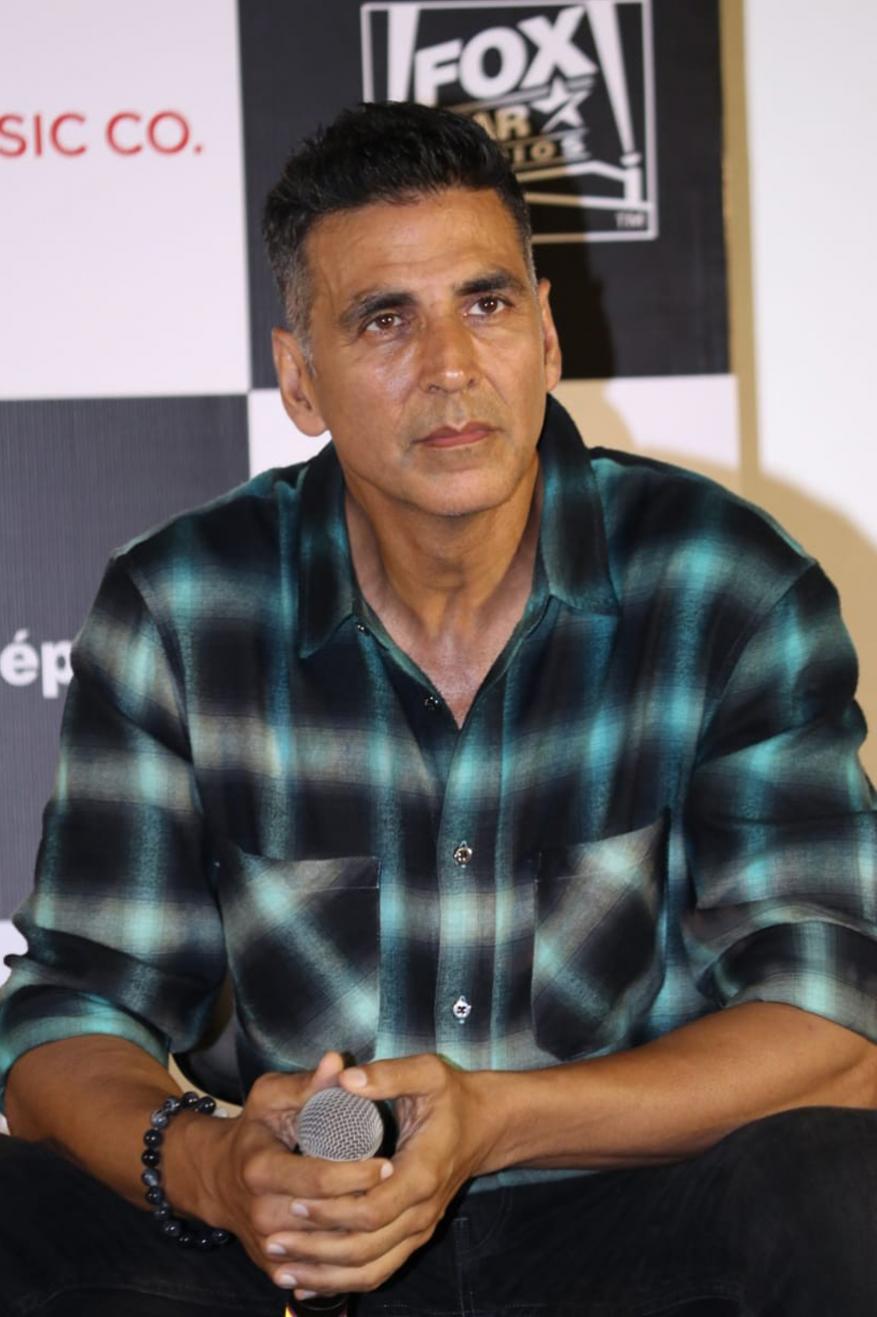 अक्षय कुमार, सोनाक्षी सिन्हा, तापसी पन्नू, विद्या बालन, शर्मन जोशी आणि नित्या मेनन यांनी मिशन मंगल सिनेमाच्या ट्रेलर लॉन्चवेळी हजेरी लावली. (छाया सौजन्य- विरल भयानी) अक्षय कुमार, सोनाक्षी सिन्हा, तापसी पन्नू, विद्या बालन, शर्मन जोशी आणि नित्या मेनन यांनी मिशन मंगल सिनेमाच्या ट्रेलर लॉन्चवेळी हजेरी लावली. (छाया सौजन्य- विरल भयानी)