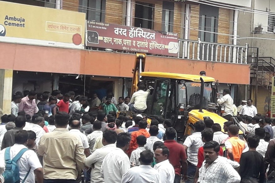 सोलापूरमध्ये बँक ऑफ महाराष्ट्राच्या बँकेचा स्लॅब कोसळला असल्याची माहिती देण्यात आली आहे. करमाळ्यामध्ये असलेल्या या बँकेचा स्लॅब कोसळला. तासाभराआधी ही दुर्घटना घडली आहे. सोलापूरमध्ये बँक ऑफ महाराष्ट्राच्या बँकेचा स्लॅब कोसळला असल्याची माहिती देण्यात आली आहे. करमाळ्यामध्ये असलेल्या या बँकेचा स्लॅब कोसळला. तासाभराआधी ही दुर्घटना घडली आहे.