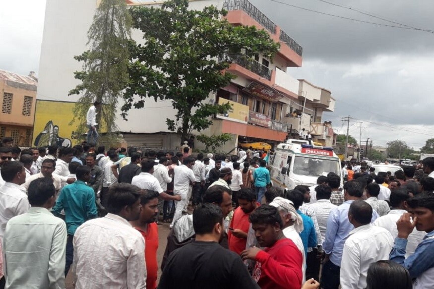 सकाळच्या वेळी खातेदारांची बँकेत मोठी गर्दी होती. त्यात अचानक स्लॅब कोसळल्याने यामध्ये तब्बल 25 ते 30 जण अडकल्याची भीती स्थानिकांकडून व्यक्त करण्यात आली आहे. सकाळच्या वेळी खातेदारांची बँकेत मोठी गर्दी होती. त्यात अचानक स्लॅब कोसळल्याने यामध्ये तब्बल 25 ते 30 जण अडकल्याची भीती स्थानिकांकडून व्यक्त करण्यात आली आहे.