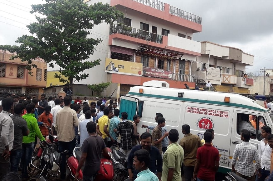 दरम्यान, घटना घडताच स्थानिकांनी मोठी गर्दी केली आहे. प्रशासनाकडून बचावकार्यासाठी शर्तीचे प्रयत्न सुरू आहेत. दरम्यान, घटना घडताच स्थानिकांनी मोठी गर्दी केली आहे. प्रशासनाकडून बचावकार्यासाठी शर्तीचे प्रयत्न सुरू आहेत.