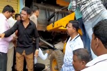 सोलापूरमध्ये बँकेचा स्लॅब कोसळला, दुर्घटनेचा पहिला VIDEO सोलापूरमध्ये बँकेचा स्लॅब कोसळला, दुर्घटनेचा पहिला VIDEO