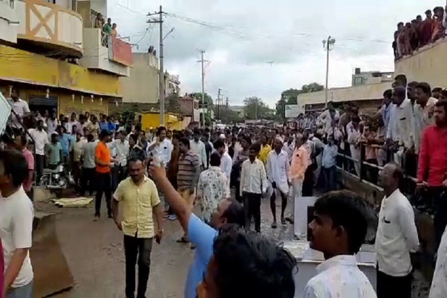 इमारतीचा संपूर्ण स्लॅब खाली कोसळल्यामुळे जेसीबीच्या मदतीने माती बाहेर काढण्याचे प्रयत्न सुरू आहे. इमारतीचा संपूर्ण स्लॅब खाली कोसळल्यामुळे जेसीबीच्या मदतीने माती बाहेर काढण्याचे प्रयत्न सुरू आहे.