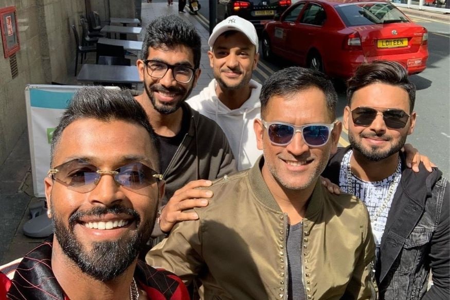 भारतीय संघाने मिळालेल्या वेळाचा उपयोग करत, आपल्या टीममेटसोबत वेळ घालवला. या फोटोंना चाहत्यांकडून पसंती मिळत आहे. तर, धोनीच्या अनोख्या ‘स्वॅग’ ची चर्चा होत आहे. धोनीसोबत हार्दिक पांड्या, रिषभ पंत, जसप्रीत बुमराह आणि मयंक अग्रवाल ही मंडळीही फिरताना दिसले. इन्स्टाग्रामवर याचा फोटो हार्दिक पांड्याने शेअर करत कॅप्शनमध्ये लिहिलं की, “बॉइज डे आऊट”. भारतीय संघाने मिळालेल्या वेळाचा उपयोग करत, आपल्या टीममेटसोबत वेळ घालवला. या फोटोंना चाहत्यांकडून पसंती मिळत आहे. तर, धोनीच्या अनोख्या ‘स्वॅग’ ची चर्चा होत आहे. धोनीसोबत हार्दिक पांड्या, रिषभ पंत, जसप्रीत बुमराह आणि मयंक अग्रवाल ही मंडळीही फिरताना दिसले. इन्स्टाग्रामवर याचा फोटो हार्दिक पांड्याने शेअर करत कॅप्शनमध्ये लिहिलं की, “बॉइज डे आऊट”.