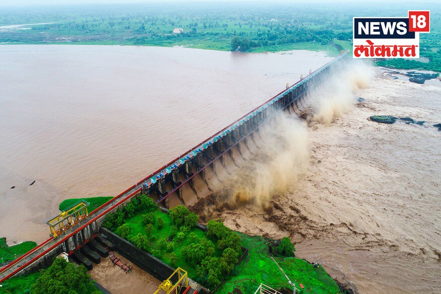 मुसधार पाऊस आणि धरणातून होणारा विसर्ग यामुळे हतनूर पाटबंधारे विभागाचे अधिकारी, कर्मचारी धरणावर तळ ठोकून आहेत. आपत्कालीन स्थितीचा सामना करण्यासाठी जिल्हा आपत्ती व्यवस्थापन विभागाने पथकही तैनात ठेवलंय. (फोटो सौजन्य - तुषार मानकर) मुसधार पाऊस आणि धरणातून होणारा विसर्ग यामुळे हतनूर पाटबंधारे विभागाचे अधिकारी, कर्मचारी धरणावर तळ ठोकून आहेत. आपत्कालीन स्थितीचा सामना करण्यासाठी जिल्हा आपत्ती व्यवस्थापन विभागाने पथकही तैनात ठेवलंय. (फोटो सौजन्य - तुषार मानकर)