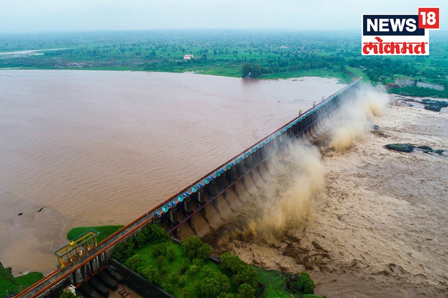 मुसळधार पावसामुळे भुसावळमधील हतनूर धरणाचे सर्व 41 दरवाजे उघडले आहेत. धरणातून प्रतीसेकंद 4 हजार 839 क्युसेक्स वेगाने पाण्याचा विसर्ग होतोय. त्यामुळे नदीकाठच्या गावांना सतर्कतेचा इशारा देण्यात आलाय. रावेरचे मुक्त पत्रकार आणि हौशी छायाचित्रकार तुषार मानकर यांनी या धरणाचे ड्रोन कॅमेऱ्याने काढलेले फोटो पाहून कुणीही थक्क झाल्याशिवाय राहणार नाही. मुसळधार पावसामुळे भुसावळमधील हतनूर धरणाचे सर्व 41 दरवाजे उघडले आहेत. धरणातून प्रतीसेकंद 4 हजार 839 क्युसेक्स वेगाने पाण्याचा विसर्ग होतोय. त्यामुळे नदीकाठच्या गावांना सतर्कतेचा इशारा देण्यात आलाय. रावेरचे मुक्त पत्रकार आणि हौशी छायाचित्रकार तुषार मानकर यांनी या धरणाचे ड्रोन कॅमेऱ्याने काढलेले फोटो पाहून कुणीही थक्क झाल्याशिवाय राहणार नाही.