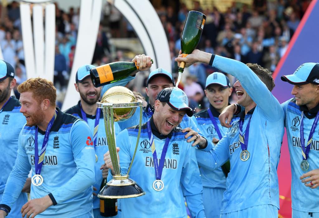 ICC Cricket World Cupमध्ये साखळी सामन्यापासून ते अंतिम सामन्यापर्यंत सर्वच सामने रोमांचक झाले. दरम्यान यजमान इंग्लंडनं जगज्जेता होण्याचा मान मिळवला. मात्र, आयसीसीच्या नियमांमुळं हा वर्ल्ड कप अजूनही गाजत आहे. मात्र सध्या सोशल मीडियावर व्हायरल होत आहेत ते वर्ल्ड कप गाजवणाऱ्या या खेळाडूंचे चेहरे. हे चेहरे पाहून तुम्हालाही धक्का बसेल. ICC Cricket World Cupमध्ये साखळी सामन्यापासून ते अंतिम सामन्यापर्यंत सर्वच सामने रोमांचक झाले. दरम्यान यजमान इंग्लंडनं जगज्जेता होण्याचा मान मिळवला. मात्र, आयसीसीच्या नियमांमुळं हा वर्ल्ड कप अजूनही गाजत आहे. मात्र सध्या सोशल मीडियावर व्हायरल होत आहेत ते वर्ल्ड कप गाजवणाऱ्या या खेळाडूंचे चेहरे. हे चेहरे पाहून तुम्हालाही धक्का बसेल.