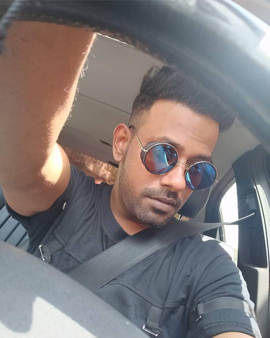 डान्सर आणि कोरिओग्राफर धर्मेश सुद्धा 'खतरों के खिलाडी 10' मध्ये सहाभागी होणार असल्याच्या चर्चा आहेत धर्मेशनं याआधी 'ABCD', 'ABCD 2', आणि 'बँजो' या सिनेमांमध्येही काम केलं आहे. डान्सर आणि कोरिओग्राफर धर्मेश सुद्धा 'खतरों के खिलाडी 10' मध्ये सहाभागी होणार असल्याच्या चर्चा आहेत धर्मेशनं याआधी 'ABCD', 'ABCD 2', आणि 'बँजो' या सिनेमांमध्येही काम केलं आहे.