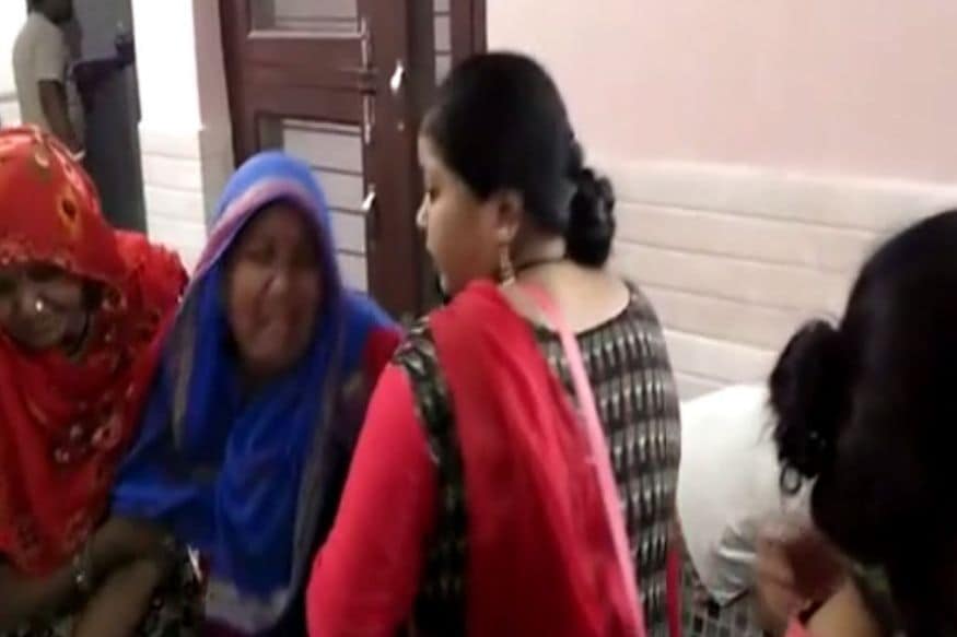 एका माथेफिरू नवऱ्याने संशयातून स्वतःच्या बायकोची मुलांसकट हत्या केल्याची धक्कादायक घटना समोर आली आहे. बायकोच्या डोक्यावर हातोड्याने वार करुन तिला आधी मारलं. मग निर्दयीपणे तीन मुलींच्या तोंडावर टेप बांधून हत्या केली. या सर्व प्रकारानंतर नवऱ्याने आत्महत्या करून स्वतःला संपवून टाकलं. उत्तर प्रदेशातील गाजियाबादयेथील शताब्दीपुरम भागामध्ये ही घटना घडली. एका माथेफिरू नवऱ्याने संशयातून स्वतःच्या बायकोची मुलांसकट हत्या केल्याची धक्कादायक घटना समोर आली आहे. बायकोच्या डोक्यावर हातोड्याने वार करुन तिला आधी मारलं. मग निर्दयीपणे तीन मुलींच्या तोंडावर टेप बांधून हत्या केली. या सर्व प्रकारानंतर नवऱ्याने आत्महत्या करून स्वतःला संपवून टाकलं. उत्तर प्रदेशातील गाजियाबादयेथील शताब्दीपुरम भागामध्ये ही घटना घडली.