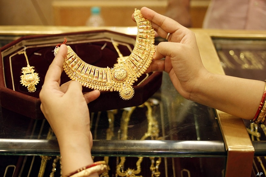 त्यामुळे देशातील सोन्याचा दर दिवाळीपर्यंत 36 हजारच्या पुढे जाण्याची शक्यता व्यक्त केली जात आहे. तर चांदीचे दर 42 हजारपर्यंत जाण्याची शक्यता आहे. आंतरराष्ट्रीय बाजारपेठेत सोन्याच्या दरावर फेडरल रिझर्व्ह बँकेचे व्याज दर, अमेरिका आणि इराणमध्ये सुरु असलेला तणाव या सर्व गोष्टींचा परिणाम होऊ शकते असे जाणकारांचं मत आहे. त्यामुळे देशातील सोन्याचा दर दिवाळीपर्यंत 36 हजारच्या पुढे जाण्याची शक्यता व्यक्त केली जात आहे. तर चांदीचे दर 42 हजारपर्यंत जाण्याची शक्यता आहे. आंतरराष्ट्रीय बाजारपेठेत सोन्याच्या दरावर फेडरल रिझर्व्ह बँकेचे व्याज दर, अमेरिका आणि इराणमध्ये सुरु असलेला तणाव या सर्व गोष्टींचा परिणाम होऊ शकते असे जाणकारांचं मत आहे.