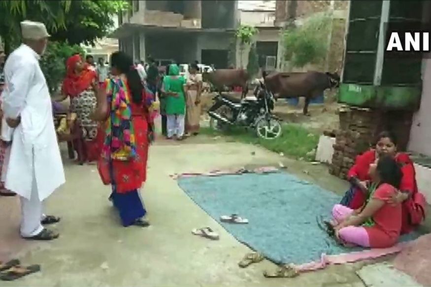 हे हत्याकांड घडलं शुक्रवारी पहाटे. हे घडलं त्या घराशेजारी राहणाऱ्या मंडळींनी दिलेल्या माहितीनुसार पहाटे 4 वाजता मुलांच्या ओरडण्याचा आवाज आला. या आवाजाने शेजारच्या घरात राहणाऱ्या मंडळींना जाग आली. पण घर आतून बंद असल्याने त्यांनी पोलिसांना माहिती दिली. पोलिस घटनास्थळी दाखल झाल्यावर खोलीचा दरवाजा तोडण्यात आला आणि त्यानंतर सर्व प्रकार समोर आला. तोपर्यंत नवऱ्यासह सगळं कुटुंब संपलं होतं. हे हत्याकांड घडलं शुक्रवारी पहाटे. हे घडलं त्या घराशेजारी राहणाऱ्या मंडळींनी दिलेल्या माहितीनुसार पहाटे 4 वाजता मुलांच्या ओरडण्याचा आवाज आला. या आवाजाने शेजारच्या घरात राहणाऱ्या मंडळींना जाग आली. पण घर आतून बंद असल्याने त्यांनी पोलिसांना माहिती दिली. पोलिस घटनास्थळी दाखल झाल्यावर खोलीचा दरवाजा तोडण्यात आला आणि त्यानंतर सर्व प्रकार समोर आला. तोपर्यंत नवऱ्यासह सगळं कुटुंब संपलं होतं.