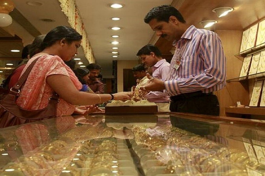 सोन्या-चांदीच्या किमती कमी होण्याचं नावच घेत नाहीयत. आज दिल्लीत सोन्याचा भाव 280 रुपयांनी वाढून 35950 रुपये प्रति दहा ग्रॅम झाला. तर चांदीचा भाव 42 हजाराच्या पुढे गेलाय. सोन्या-चांदीच्या किमती कमी होण्याचं नावच घेत नाहीयत. आज दिल्लीत सोन्याचा भाव 280 रुपयांनी वाढून 35950 रुपये प्रति दहा ग्रॅम झाला. तर चांदीचा भाव 42 हजाराच्या पुढे गेलाय.