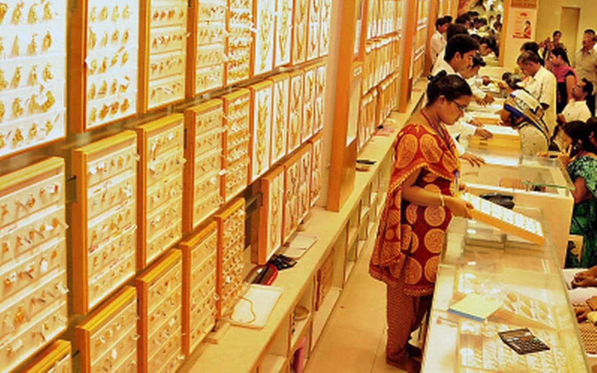 चांदीचे सिक्के लिवाली आणि बिकवाली क्रमश: 84 हजार रुपये शेकडा आणि 85 हजार रुपये शेकड्यावर स्थिर राहिलेत. चांदीचे सिक्के लिवाली आणि बिकवाली क्रमश: 84 हजार रुपये शेकडा आणि 85 हजार रुपये शेकड्यावर स्थिर राहिलेत.