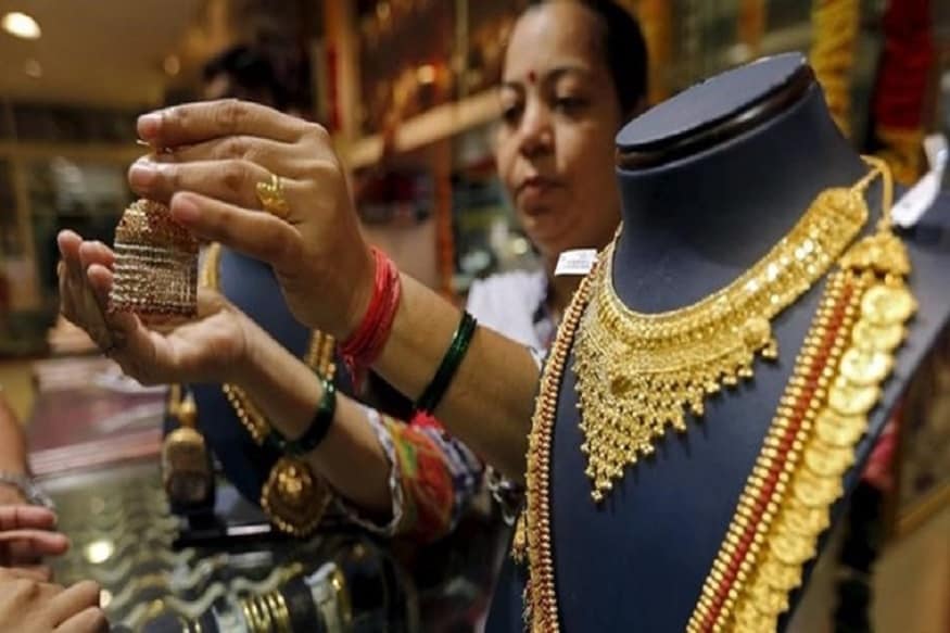 काल सोनं महागलं होतं, पण आज चांगली बातमी आहे. सोन्याच्या भावात 70 रुपयांनी घसरण होऊन सोनं 35,500 रुपये प्रति 10 ग्रॅम झालंय. चांदी मात्र महागलीय. ती 660 रुपयांनी वाढून 40,190 रुपये झालीय. काल सोनं महागलं होतं, पण आज चांगली बातमी आहे. सोन्याच्या भावात 70 रुपयांनी घसरण होऊन सोनं 35,500 रुपये प्रति 10 ग्रॅम झालंय. चांदी मात्र महागलीय. ती 660 रुपयांनी वाढून 40,190 रुपये झालीय.