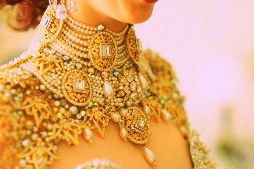 सोन्याच्या भावात रोजच चढउतार पाहायला मिळतेय. सोमवारच्या उच्चांकानंतर काल ( 23 जुलै ) सोनं स्वस्त झालेलं. पण आज ( 24 जुलै ) सोनं पुन्हा एकदा महाग झालं. दिल्ली सराफा बाजारात सोनं 35,870 रुपये प्रति 10 ग्रॅम झालंय. तर चांदी 350 रुपयांनी वाढून 42,300 रुपये प्रति किलोग्रॅम झालीय.