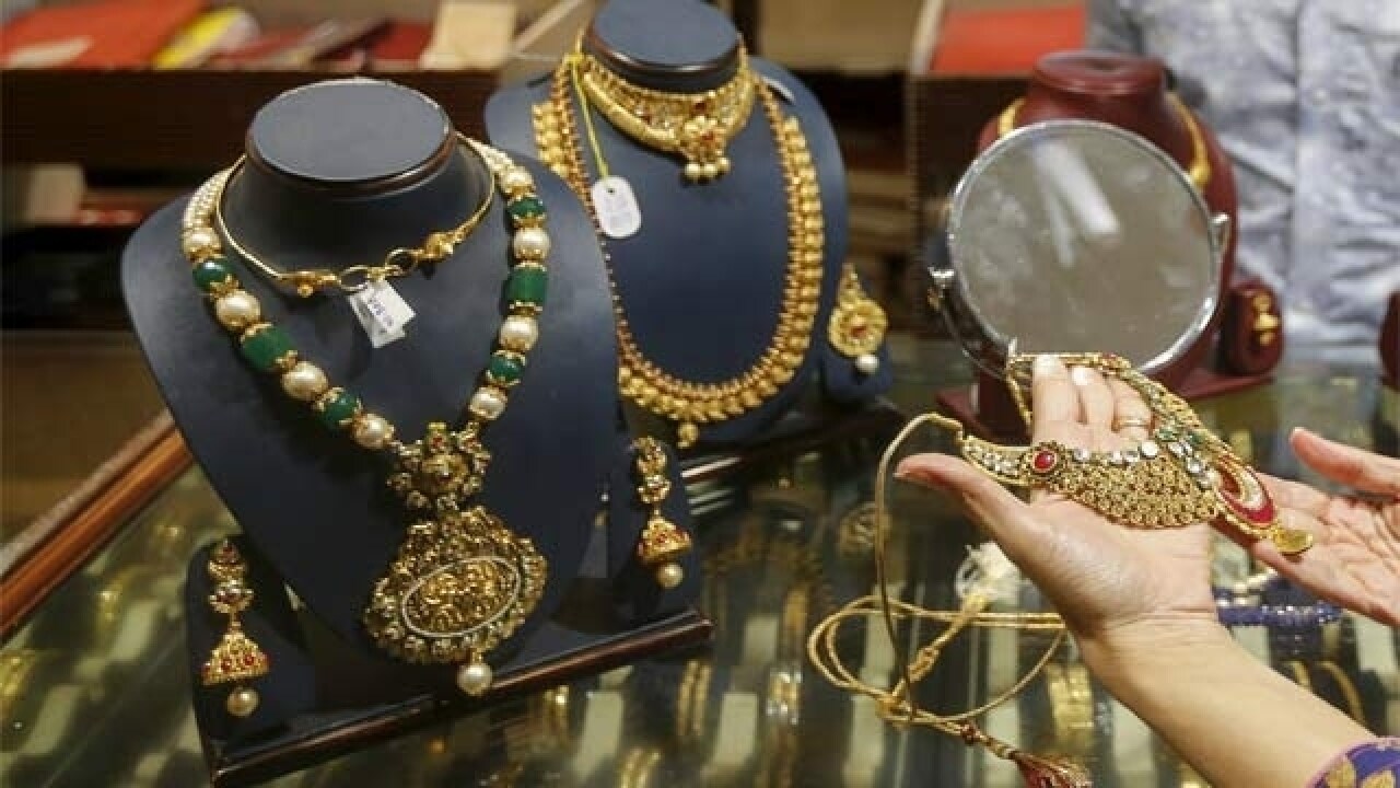 चांदीतही घसरण झालीय. चांदी 335 रुपयांनी कमी होऊन 41,700 रुपये प्रति किलोग्रॅम झालीय. तज्ज्ञांच्या मते शेअर बाजारात मोठी घसरण झाल्यानं गुंतवणूकदारांचं लक्ष सोन्याकडे वळलंय. म्हणून किमती कमी झाल्या. चांदीतही घसरण झालीय. चांदी 335 रुपयांनी कमी होऊन 41,700 रुपये प्रति किलोग्रॅम झालीय. तज्ज्ञांच्या मते शेअर बाजारात मोठी घसरण झाल्यानं गुंतवणूकदारांचं लक्ष सोन्याकडे वळलंय. म्हणून किमती कमी झाल्या.