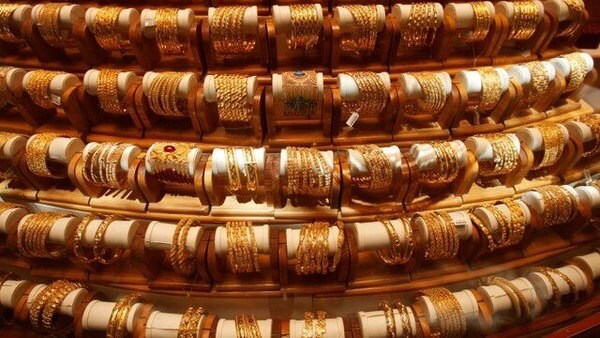 आज ( 23 जुलै ) सोन्याचा दर प्रति 10 ग्रॅम 34,943 रुपये झालाय. तर चांदीच्या दरातही 386 रुपयांनी घसरण होऊन चांदी प्रति किलो 40, 895 रुपये झालीय. आज ( 23 जुलै ) सोन्याचा दर प्रति 10 ग्रॅम 34,943 रुपये झालाय. तर चांदीच्या दरातही 386 रुपयांनी घसरण होऊन चांदी प्रति किलो 40, 895 रुपये झालीय.