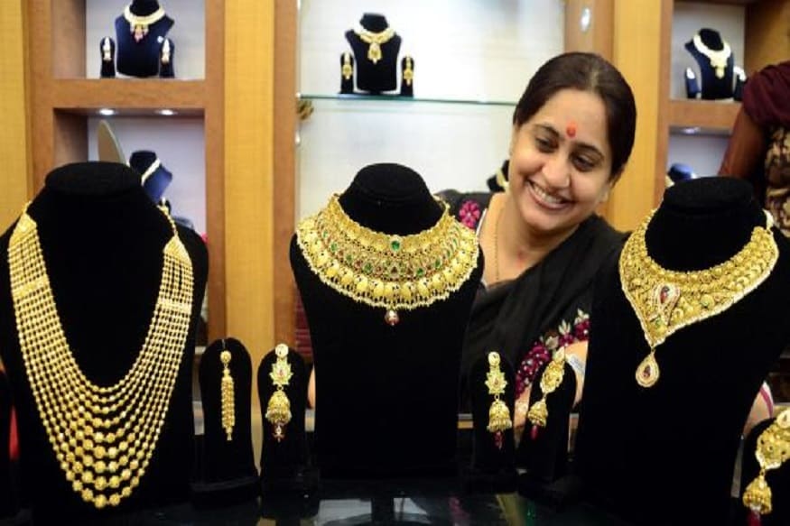 सोनं आणि चांदी खरेदी करणाऱ्यांसाठी खूशखबर. काल महाग झालेलं सोनं आज 400 रुपयांनी कमी झालंय. सोन्यामध्ये घसरण होऊन 35,400 रुपयांनी प्रति 10 ग्रॅमवर सोनं आलंय. सोनं आणि चांदी खरेदी करणाऱ्यांसाठी खूशखबर. काल महाग झालेलं सोनं आज 400 रुपयांनी कमी झालंय. सोन्यामध्ये घसरण होऊन 35,400 रुपयांनी प्रति 10 ग्रॅमवर सोनं आलंय.
