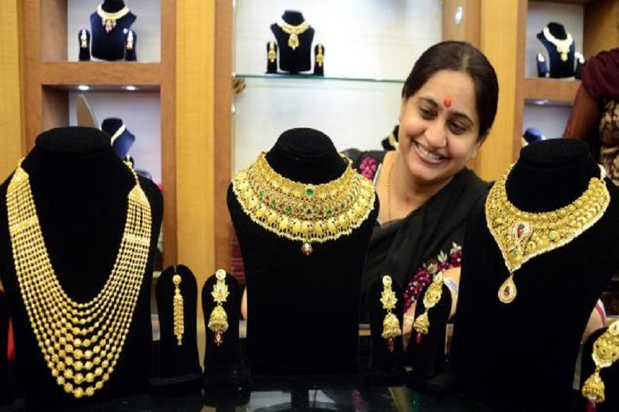 सोनं आणि चांदी खरेदी करणाऱ्यांसाठी खूशखबर. काल महाग झालेलं सोनं आज 400 रुपयांनी कमी झालंय. सोन्यामध्ये घसरण होऊन 35,400 रुपयांनी प्रति 10 ग्रॅमवर सोनं आलंय.
