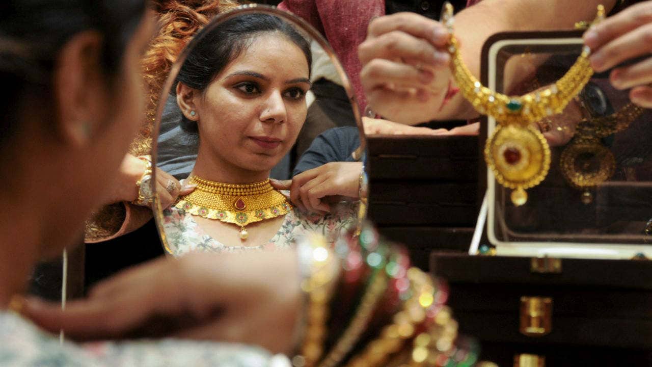 दिल्ली सराफा बाजारात 99.9 टक्के शुद्ध सोनं आणि 99.5 टक्के शुद्ध सोनं क्रमश: 35,400 रुपये आणि 35,230 रुपये प्रति 10 ग्रॅम आहे. दिल्ली सराफा बाजारात 99.9 टक्के शुद्ध सोनं आणि 99.5 टक्के शुद्ध सोनं क्रमश: 35,400 रुपये आणि 35,230 रुपये प्रति 10 ग्रॅम आहे.