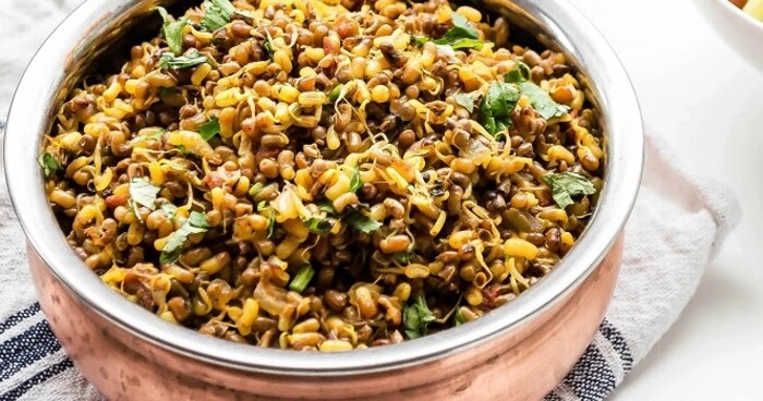 त्याचबरोबर मुलांचं आरोग्य तंदुरुस्त होते आणि अन्नपचन होण्यास मदतसुद्धा होते. मोड आलेलं धान्य, सोयाबीन, चणे रोजच्या रोज मुलांना खायला द्या.