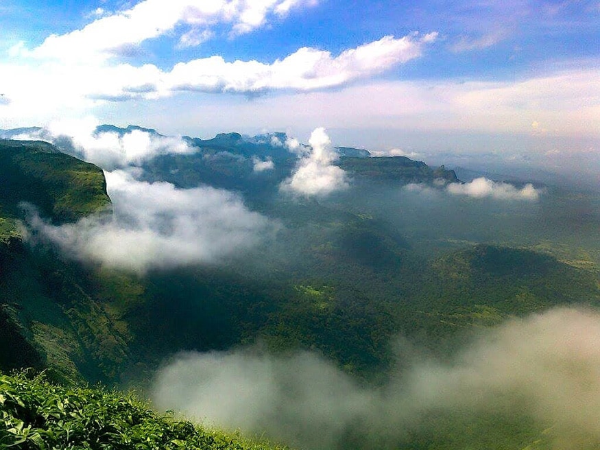 लोणावळा, महाराष्ट्र : महाराष्ट्रात पर्यटनासाठी प्रसिद्ध असणाऱ्या जागांपैकी एक लोणावळा आहे. लोणावळा थंड हवेचं ठिकाण असल्यासोबतच ट्रेकिंग, कॅम्पिंग आणि साइटसीईंगसाठी उत्तम ठिकाण आहे. मुंबईपासून 83.1 किमी आणि पुण्यापासून 66.4 किमी अंतरावर असणारी ही जागा विकेंडसाठी प्रसिद्ध आहे. (फोटो – भाग्येश अरसुल) लोणावळा, महाराष्ट्र : महाराष्ट्रात पर्यटनासाठी प्रसिद्ध असणाऱ्या जागांपैकी एक लोणावळा आहे. लोणावळा थंड हवेचं ठिकाण असल्यासोबतच ट्रेकिंग, कॅम्पिंग आणि साइटसीईंगसाठी उत्तम ठिकाण आहे. मुंबईपासून 83.1 किमी आणि पुण्यापासून 66.4 किमी अंतरावर असणारी ही जागा विकेंडसाठी प्रसिद्ध आहे. (फोटो – भाग्येश अरसुल)