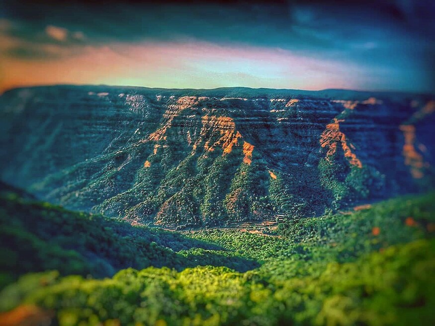 महाबळेश्वर, महाराष्ट्र : महाराष्ट्रातलं हे थंड हवेचं ठिकाण पावसाळ्यात जाण्यासाठी एक उत्तम पर्याय आहे. पर्यटकांनी ही जागा नेहमीच भरलेली असते. तिथे असणाऱ्या वेण्णा सरोवर, मॅप्रो गार्डन, प्रतापगड आणि लिंगमळा धबधबा पाहण्याजोगी ठिकाणं आहेत. वीकएंडला छोट्या पिकनिकसाठी हा एक चांगला पर्याय आहे. (फोटो – श्वेता) महाबळेश्वर, महाराष्ट्र : महाराष्ट्रातलं हे थंड हवेचं ठिकाण पावसाळ्यात जाण्यासाठी एक उत्तम पर्याय आहे. पर्यटकांनी ही जागा नेहमीच भरलेली असते. तिथे असणाऱ्या वेण्णा सरोवर, मॅप्रो गार्डन, प्रतापगड आणि लिंगमळा धबधबा पाहण्याजोगी ठिकाणं आहेत. वीकएंडला छोट्या पिकनिकसाठी हा एक चांगला पर्याय आहे. (फोटो – श्वेता)